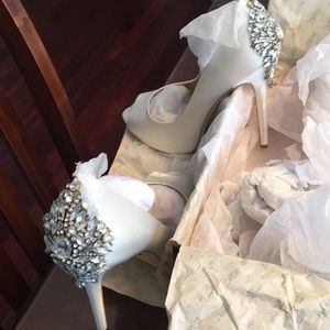 Badgley Mischka Kiara White Satin Pumps unworn 8.5